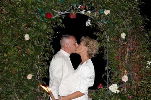 Ein Hochzeitspaar küsst sich in der Kussnische