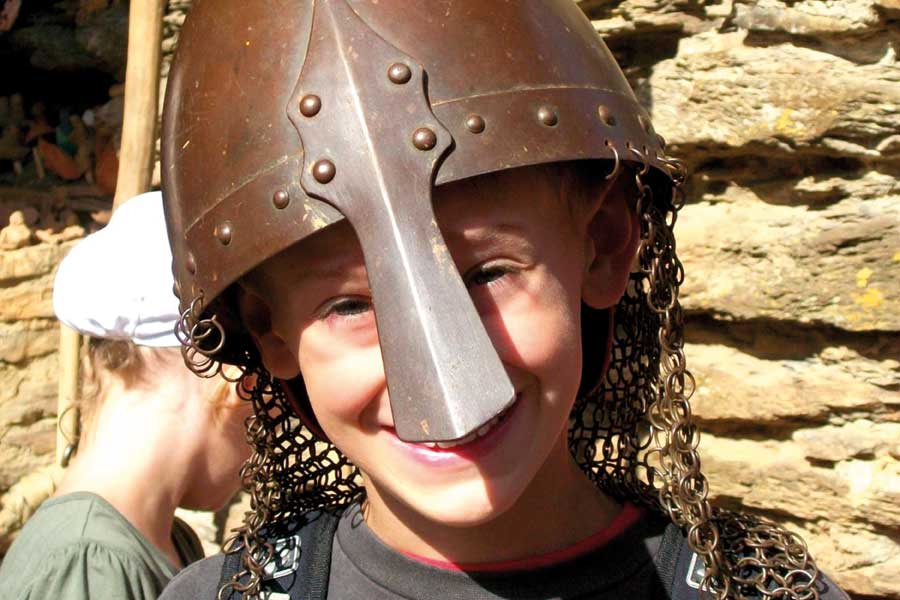 Ein Junge mit Ritterhelm bei einer Veranstaltung auf der Ehrenburg